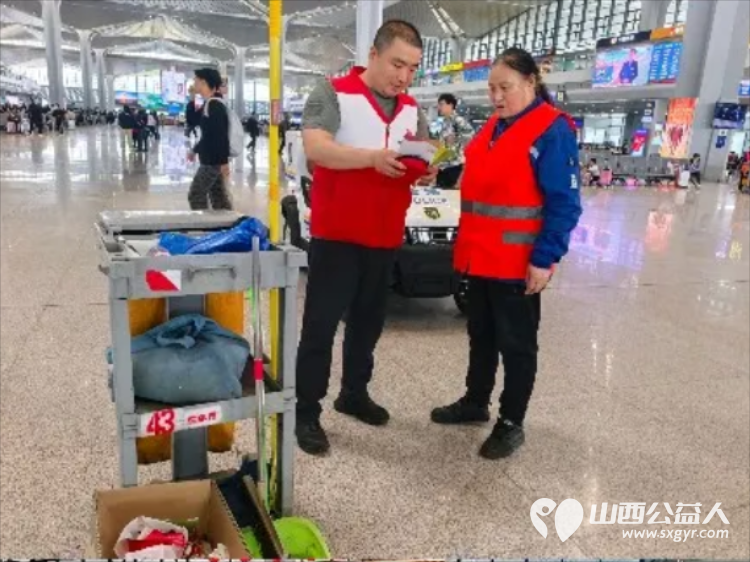 我们在太原南站摆了一个急救地摊----小店区红十字会、小店青年志愿者协会把应急救护搬进了太原南站开展了一场集急救技能实操三献知识宣传志愿服务活动 - 第10张