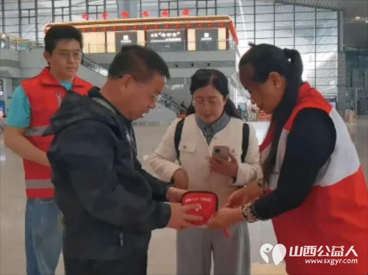 我们在太原南站摆了一个急救地摊----小店区红十字会、小店青年志愿者协会把应急救护搬进了太原南站开展了一场集急救技能实操三献知识宣传志愿服务活动 - 第6张