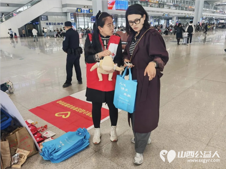 我们在太原南站摆了一个急救地摊----小店区红十字会、小店青年志愿者协会把应急救护搬进了太原南站开展了一场集急救技能实操三献知识宣传志愿服务活动 - 第8张