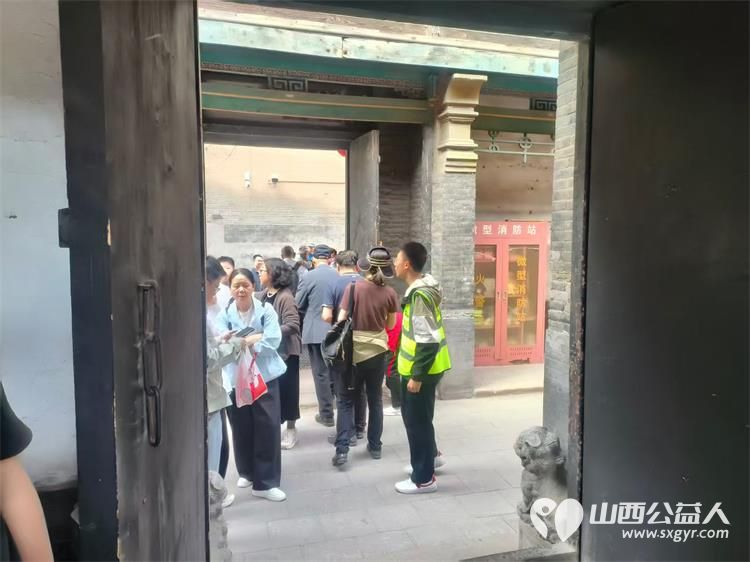 晋中市太谷区心连心志愿者协会携手区文旅部门在太谷古城景点值守志愿者们坚守岗位暖心护航出行景点讲解答疑秩序维护守护游玩井然有序 - 第8张