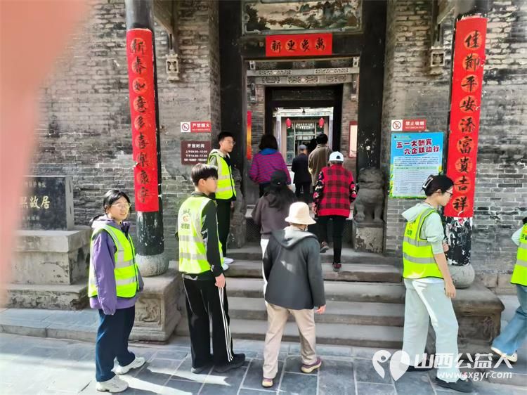 晋中市太谷区心连心志愿者协会携手区文旅部门在太谷古城景点值守志愿者们坚守岗位暖心护航出行景点讲解答疑秩序维护守护游玩井然有序 - 第4张