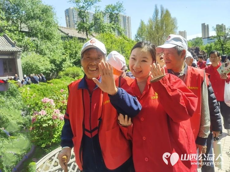 五月牡丹盛太原市比家美养老院陪长者游园赏景比家美定期组织各种丰富多彩的活动让长者们在温馨快乐的氛围中安享晚年 - 第5张