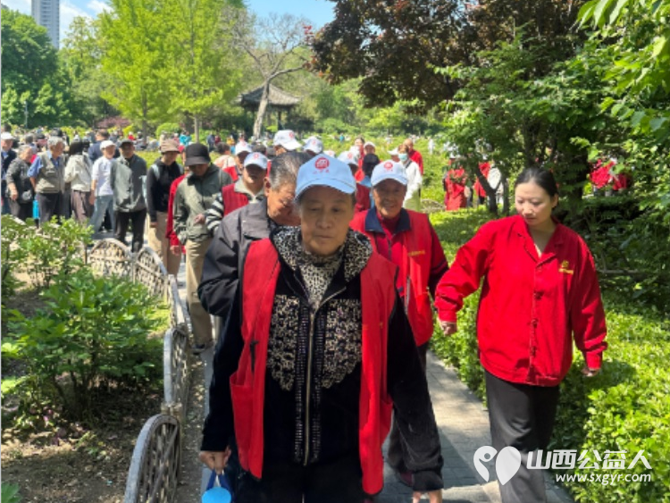 五月牡丹盛太原市比家美养老院陪长者游园赏景比家美定期组织各种丰富多彩的活动让长者们在温馨快乐的氛围中安享晚年 - 第2张