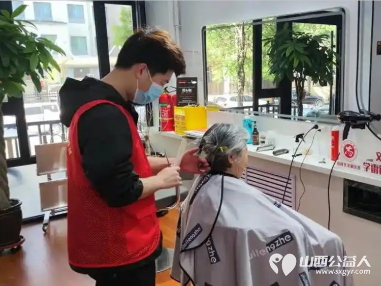 五四青春献爱心便民义剪暖人心 太原市小店区平阳路街道文华苑社区新时代文明实践站携手剪咖理发店共同开展爱心上门义剪志愿服务活动 - 第4张