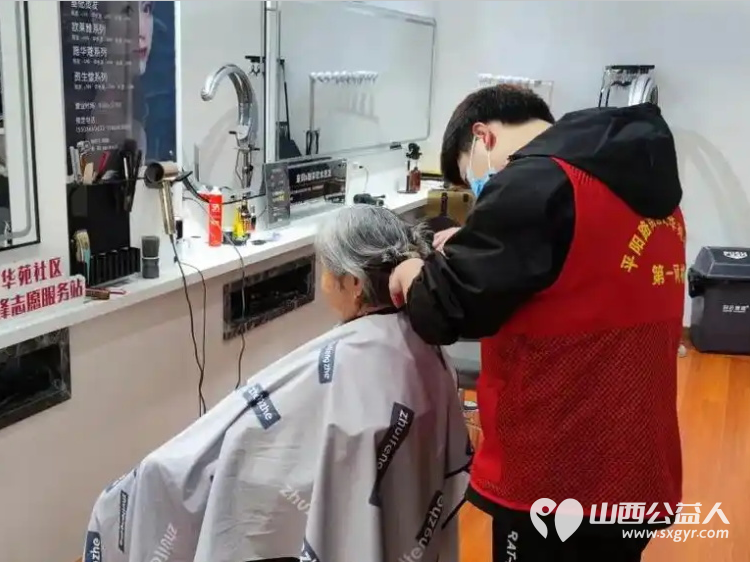 五四青春献爱心便民义剪暖人心 太原市小店区平阳路街道文华苑社区新时代文明实践站携手剪咖理发店共同开展爱心上门义剪志愿服务活动 - 第3张