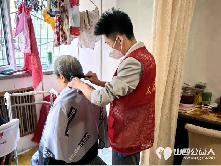 五四青春献爱心便民义剪暖人心 太原市小店区平阳路街道文华苑社区新时代文明实践站携手剪咖理发店共同开展爱心上门义剪志愿服务活动 - 第2张