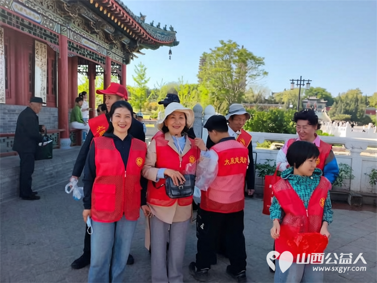 太原市迎泽区志愿者参加太原市双塔公园公益除草志愿行活动俯身清理草坪里面的杂草 - 第5张