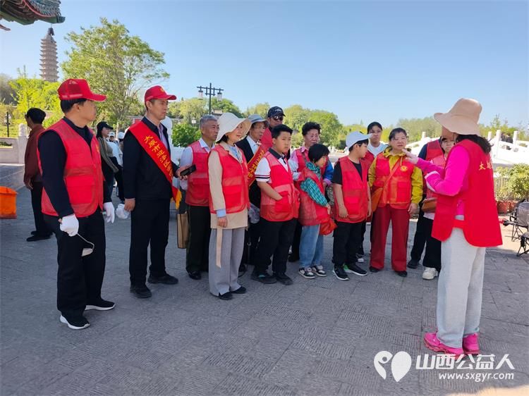 太原市迎泽区志愿者参加太原市双塔公园公益除草志愿行活动俯身清理草坪里面的杂草 - 第2张