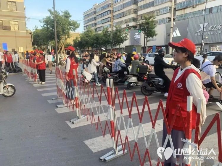 助力文旅盛会守护文明出行----临汾市文明交通志愿者协会在五天假期里共出动志愿者160名总服务时长达1074小时全力保障活动期间道路安全畅通秩序井然 - 第7张