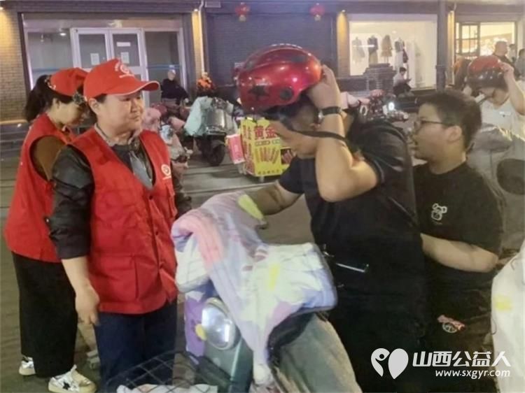 助力文旅盛会守护文明出行----临汾市文明交通志愿者协会在五天假期里共出动志愿者160名总服务时长达1074小时全力保障活动期间道路安全畅通秩序井然 - 第2张