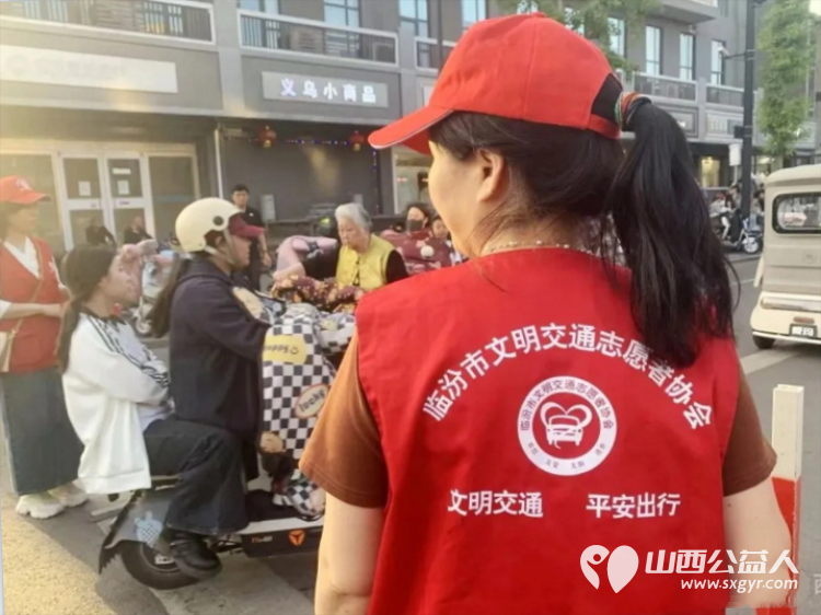 助力文旅盛会守护文明出行----临汾市文明交通志愿者协会在五天假期里共出动志愿者160名总服务时长达1074小时全力保障活动期间道路安全畅通秩序井然 - 第5张