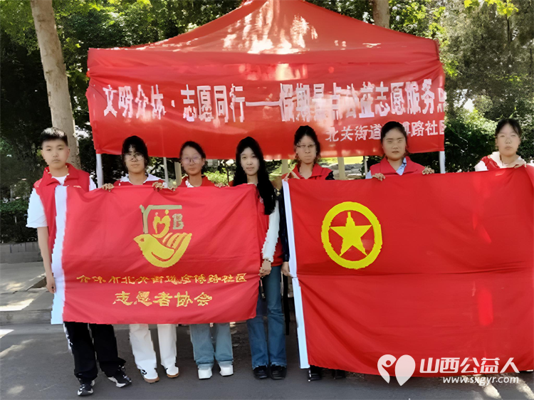 介休市北关街道彦博路社区志愿者协会在介休市三贤大道博物馆门口圆满开展公益引导志愿服务活动以志愿之力守护文旅秩序彰显城市文明 - 第1张