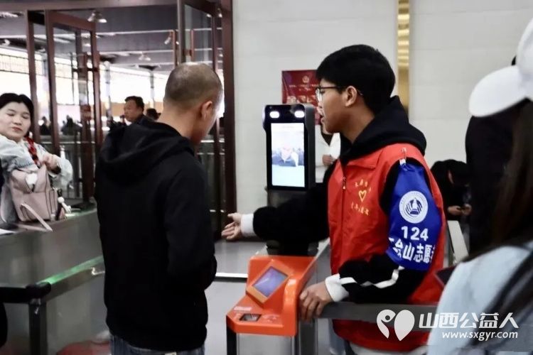 五一假期五台山处处涌动暖心志愿红----来自太原学院的78名身着红马甲的志愿者在五台山景区化解游客各种难题用点滴善举传递山间温情成为这个五一假期最动人的风景线 - 第5张