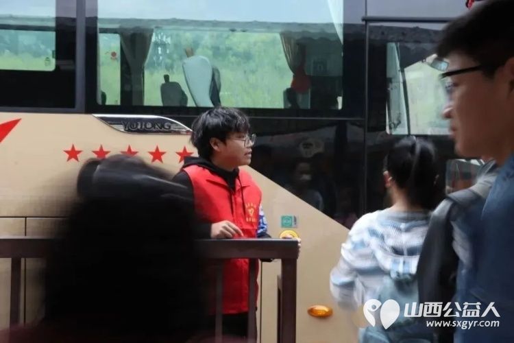 五一假期五台山处处涌动暖心志愿红----来自太原学院的78名身着红马甲的志愿者在五台山景区化解游客各种难题用点滴善举传递山间温情成为这个五一假期最动人的风景线 - 第4张