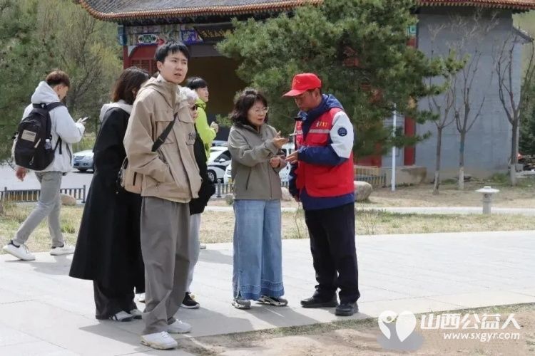 五一假期五台山处处涌动暖心志愿红----来自太原学院的78名身着红马甲的志愿者在五台山景区化解游客各种难题用点滴善举传递山间温情成为这个五一假期最动人的风景线 - 第3张