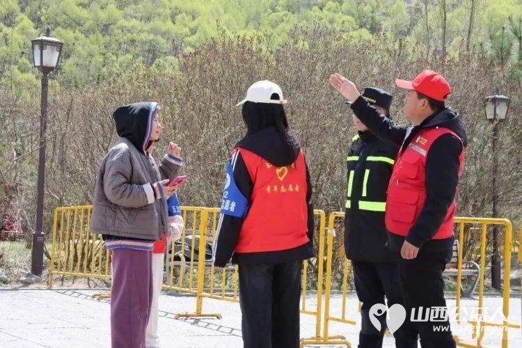 五一假期五台山处处涌动暖心志愿红----来自太原学院的78名身着红马甲的志愿者在五台山景区化解游客各种难题用点滴善举传递山间温情成为这个五一假期最动人的风景线 - 第2张