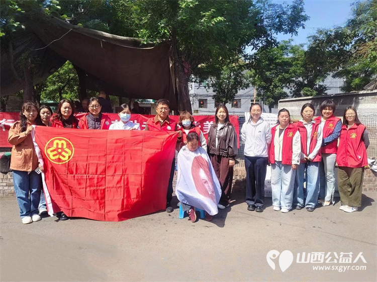 志愿服务进社区健康活动暖人心----2026年5月7日介休市敬老协会走进介休市东南街道南大街社区为所有老人爱心理发义诊 - 第2张
