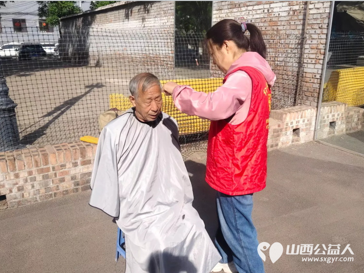 志愿服务进社区健康活动暖人心----2026年5月7日介休市敬老协会走进介休市东南街道南大街社区为所有老人爱心理发义诊 - 第8张