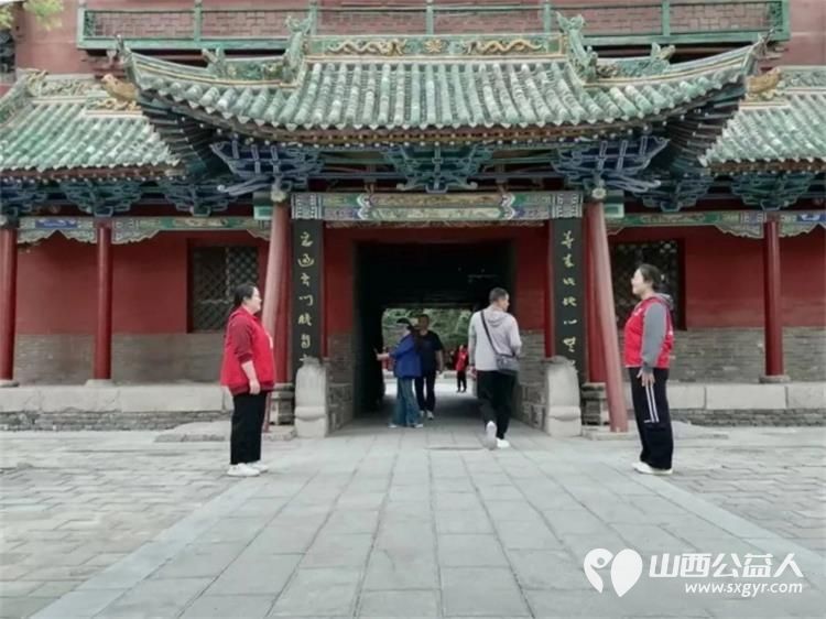 长治义工协会组织志愿者五一假期在城隍庙开展游客引导秩序维护便民服务及协助观音堂志愿服务工作助力景区平稳有序运行 - 第6张