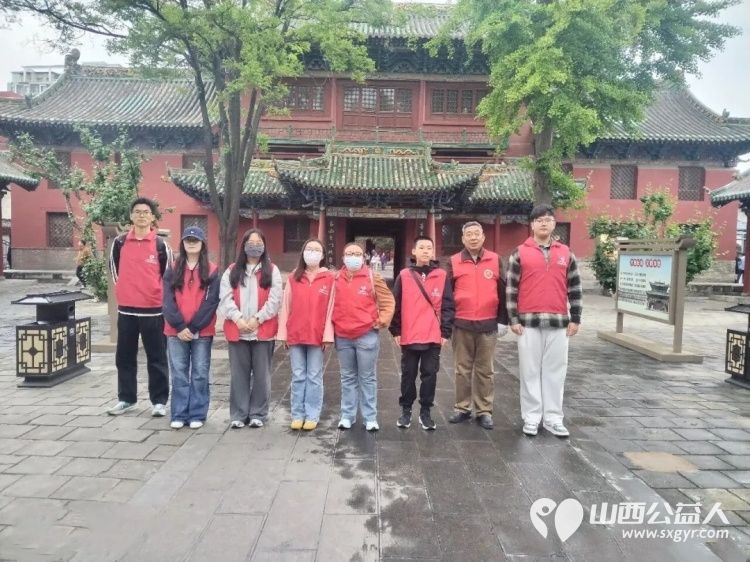 长治义工协会组织志愿者五一假期在城隍庙开展游客引导秩序维护便民服务及协助观音堂志愿服务工作助力景区平稳有序运行 - 第3张