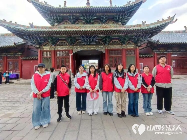 长治义工协会组织志愿者五一假期在城隍庙开展游客引导秩序维护便民服务及协助观音堂志愿服务工作助力景区平稳有序运行 - 第2张