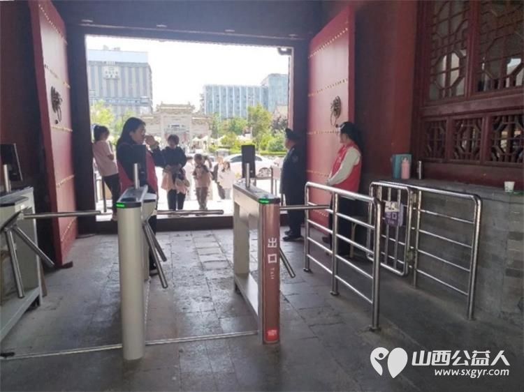 长治义工协会组织志愿者五一假期在城隍庙开展游客引导秩序维护便民服务及协助观音堂志愿服务工作助力景区平稳有序运行 - 第8张