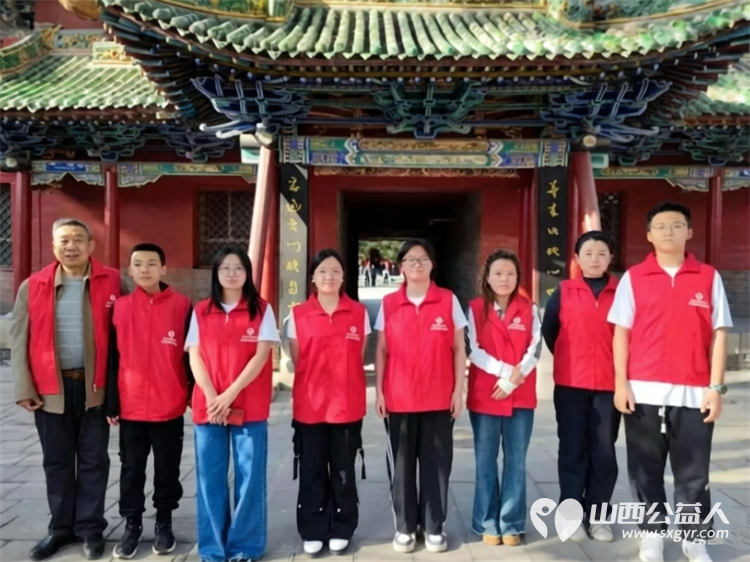 长治义工协会组织志愿者五一假期在城隍庙开展游客引导秩序维护便民服务及协助观音堂志愿服务工作助力景区平稳有序运行 - 第1张