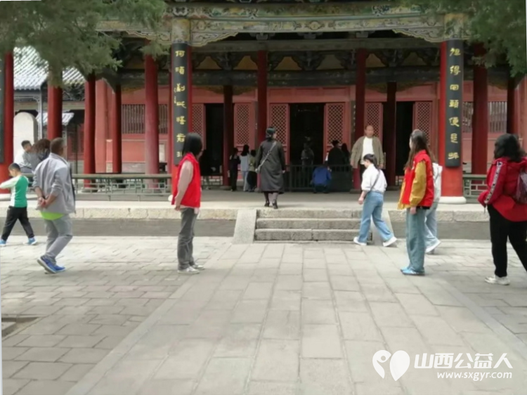 长治义工协会组织志愿者五一假期在城隍庙开展游客引导秩序维护便民服务及协助观音堂志愿服务工作助力景区平稳有序运行 - 第7张
