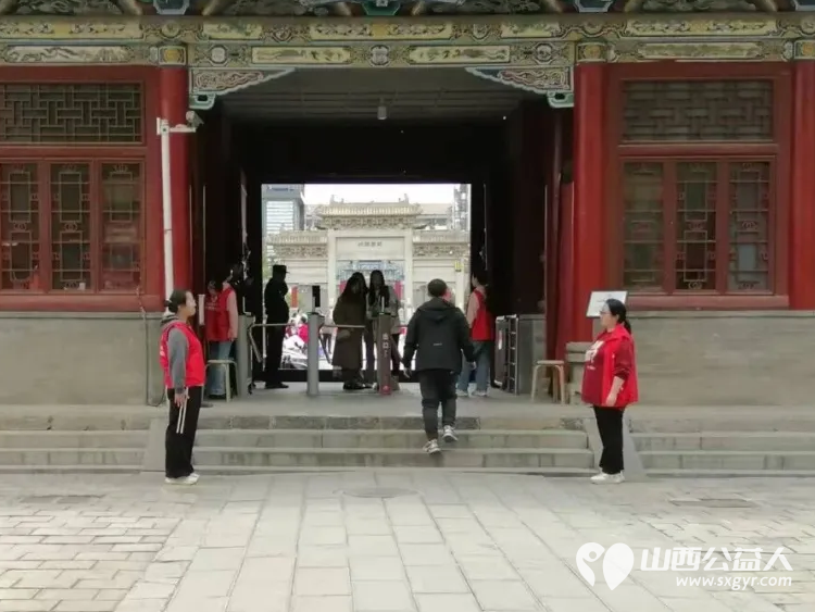 长治义工协会组织志愿者五一假期在城隍庙开展游客引导秩序维护便民服务及协助观音堂志愿服务工作助力景区平稳有序运行 - 第10张