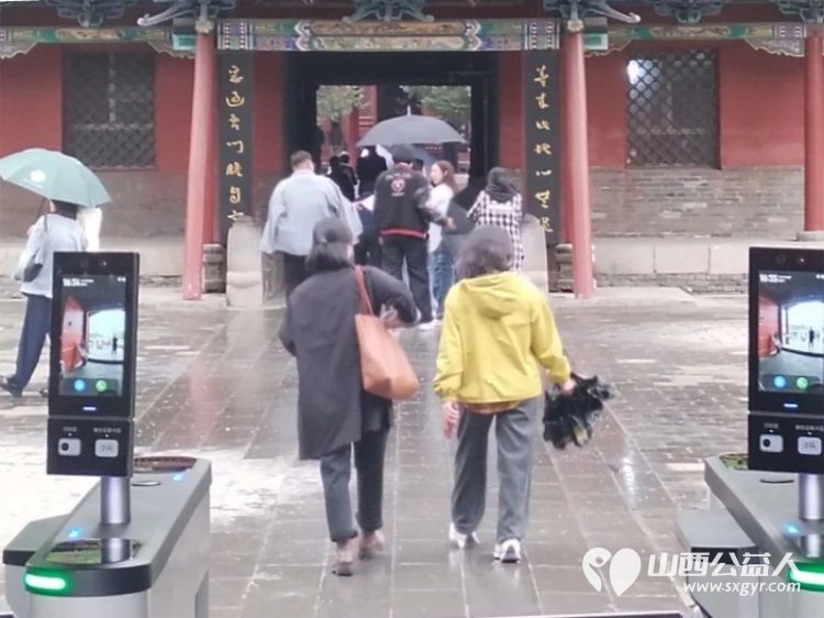 长治义工协会组织志愿者五一假期在城隍庙开展游客引导秩序维护便民服务及协助观音堂志愿服务工作助力景区平稳有序运行 - 第9张