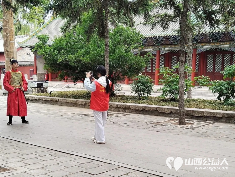 长治义工协会组织志愿者五一假期在城隍庙开展游客引导秩序维护便民服务及协助观音堂志愿服务工作助力景区平稳有序运行 - 第12张
