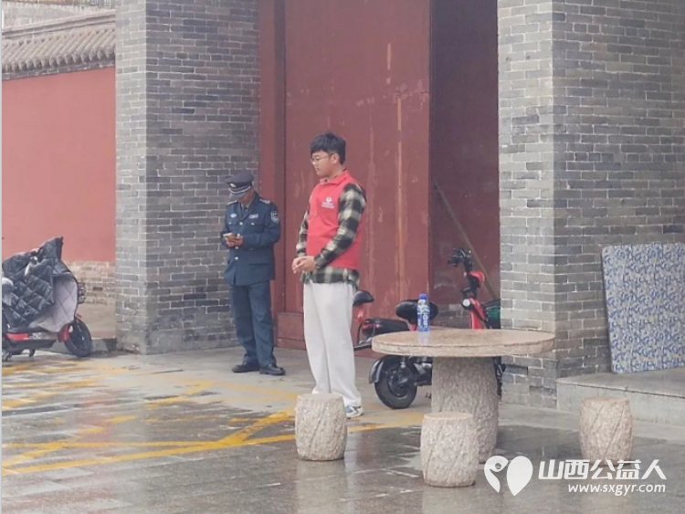 长治义工协会组织志愿者五一假期在城隍庙开展游客引导秩序维护便民服务及协助观音堂志愿服务工作助力景区平稳有序运行 - 第13张