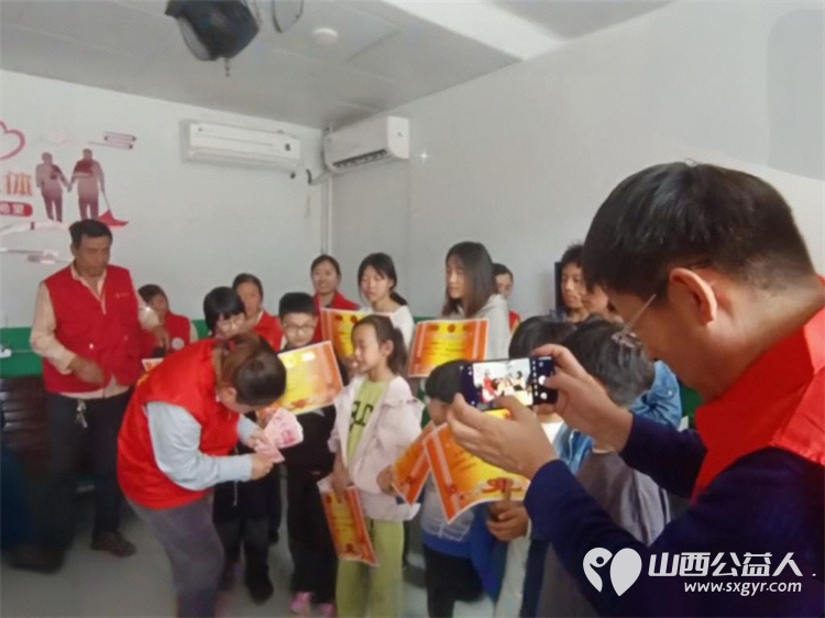 情暖敬老院童心践善行----长治市善泽留守困境儿童救助协会五一劳动节走进潞城区小天贡敬老院开展情暖敬老院公益活动搭建童心与夕阳的暖心桥梁践行公益初心 - 第7张