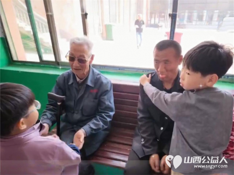 情暖敬老院童心践善行----长治市善泽留守困境儿童救助协会五一劳动节走进潞城区小天贡敬老院开展情暖敬老院公益活动搭建童心与夕阳的暖心桥梁践行公益初心 - 第4张