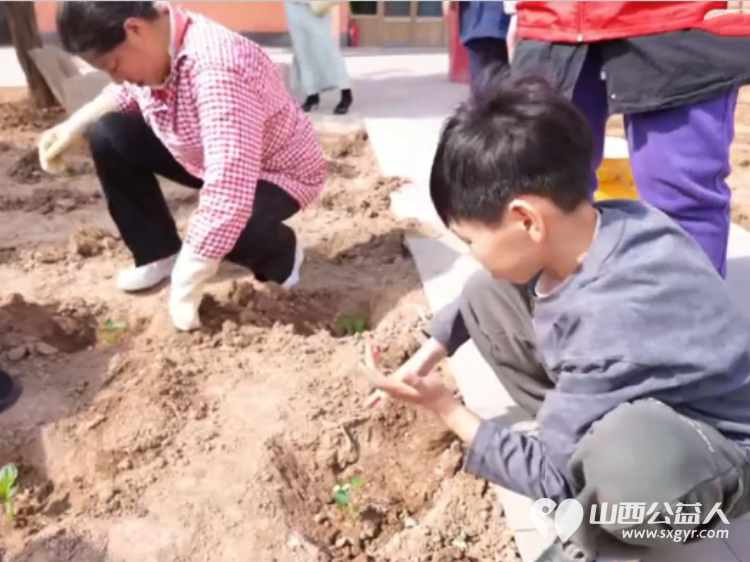 情暖敬老院童心践善行----长治市善泽留守困境儿童救助协会五一劳动节走进潞城区小天贡敬老院开展情暖敬老院公益活动搭建童心与夕阳的暖心桥梁践行公益初心 - 第17张