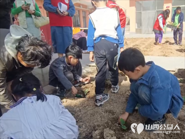 情暖敬老院童心践善行----长治市善泽留守困境儿童救助协会五一劳动节走进潞城区小天贡敬老院开展情暖敬老院公益活动搭建童心与夕阳的暖心桥梁践行公益初心 - 第16张