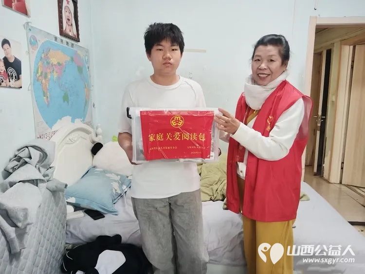 家庭领读志愿者关爱读书好风尚 万柏林区爱心妈妈郭芳林到荔竹社区与社区干部网格员带着家庭关爱阅读包走向困难儿童李航宇的家 用阅读传递母爱以领读播撒星光 - 第2张