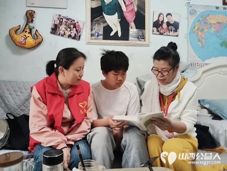 家庭领读志愿者关爱读书好风尚 万柏林区爱心妈妈郭芳林到荔竹社区与社区干部网格员带着家庭关爱阅读包走向困难儿童李航宇的家 用阅读传递母爱以领读播撒星光 - 第3张