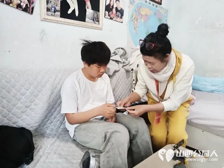 家庭领读志愿者关爱读书好风尚 万柏林区爱心妈妈郭芳林到荔竹社区与社区干部网格员带着家庭关爱阅读包走向困难儿童李航宇的家 用阅读传递母爱以领读播撒星光 - 第8张