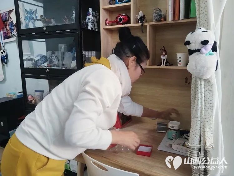 家庭领读志愿者关爱读书好风尚 万柏林区爱心妈妈郭芳林到荔竹社区与社区干部网格员带着家庭关爱阅读包走向困难儿童李航宇的家 用阅读传递母爱以领读播撒星光 - 第7张