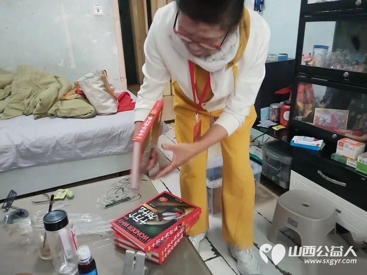 家庭领读志愿者关爱读书好风尚 万柏林区爱心妈妈郭芳林到荔竹社区与社区干部网格员带着家庭关爱阅读包走向困难儿童李航宇的家 用阅读传递母爱以领读播撒星光 - 第6张