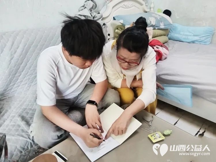 家庭领读志愿者关爱读书好风尚 万柏林区爱心妈妈郭芳林到荔竹社区与社区干部网格员带着家庭关爱阅读包走向困难儿童李航宇的家 用阅读传递母爱以领读播撒星光 - 第5张