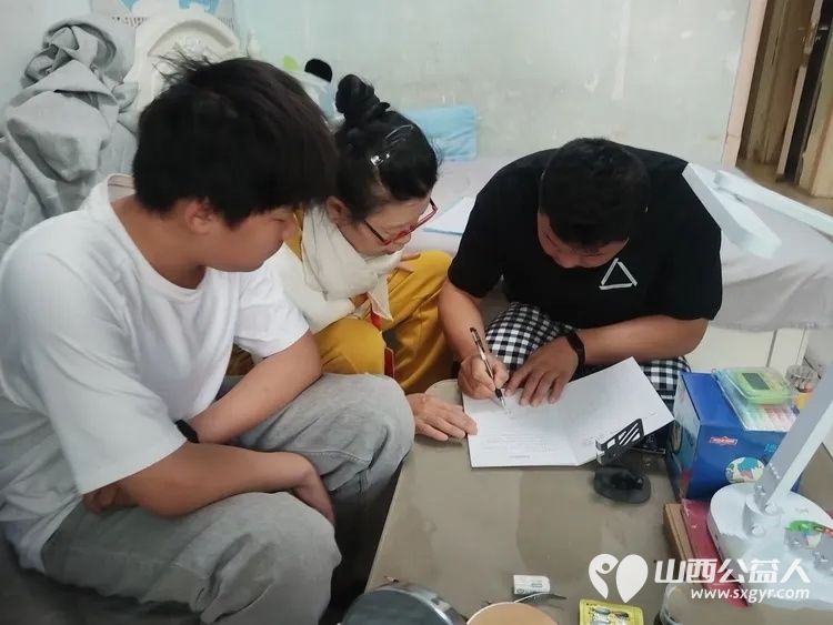 家庭领读志愿者关爱读书好风尚 万柏林区爱心妈妈郭芳林到荔竹社区与社区干部网格员带着家庭关爱阅读包走向困难儿童李航宇的家 用阅读传递母爱以领读播撒星光 - 第4张