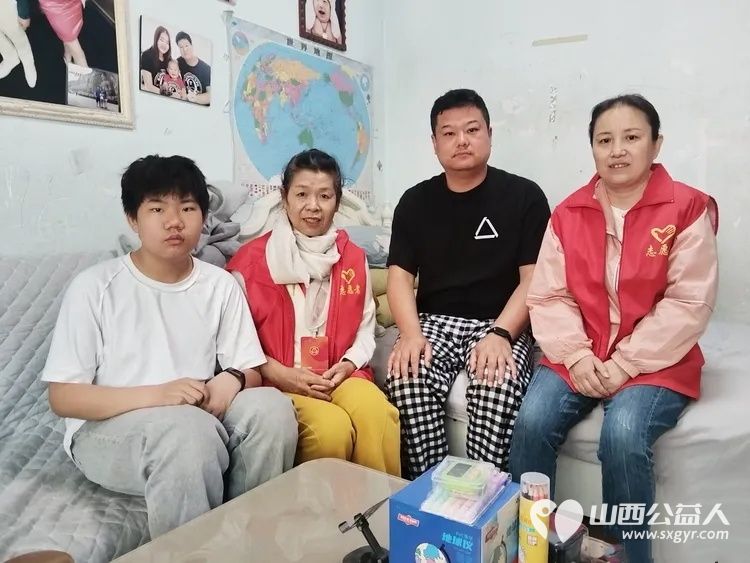 家庭领读志愿者关爱读书好风尚 万柏林区爱心妈妈郭芳林到荔竹社区与社区干部网格员带着家庭关爱阅读包走向困难儿童李航宇的家 用阅读传递母爱以领读播撒星光 - 第1张