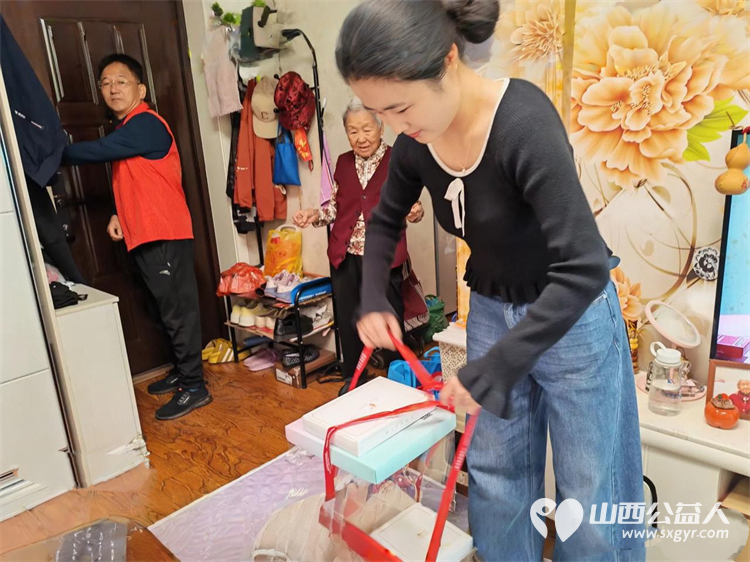 母亲节送关怀温情慰问暖人心----5月9日介休市敬老协会志愿者走进义棠镇义棠村83岁李改香老人家中送上节日的祝福祝老人母亲节快乐身体健康万事如意 - 第14张