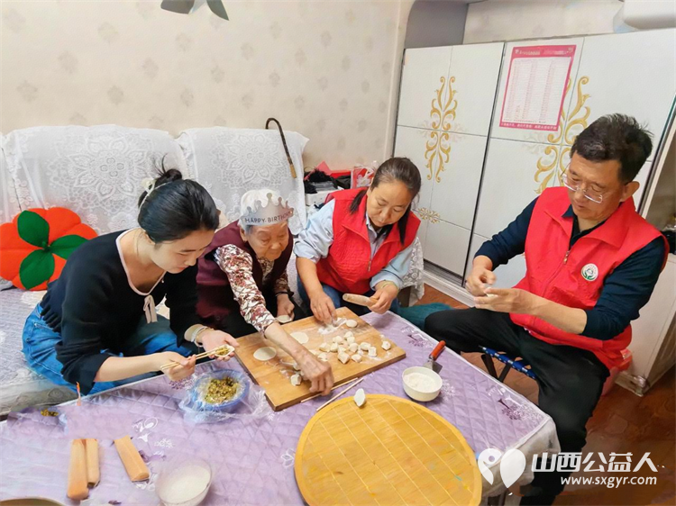 母亲节送关怀温情慰问暖人心----5月9日介休市敬老协会志愿者走进义棠镇义棠村83岁李改香老人家中送上节日的祝福祝老人母亲节快乐身体健康万事如意 - 第17张