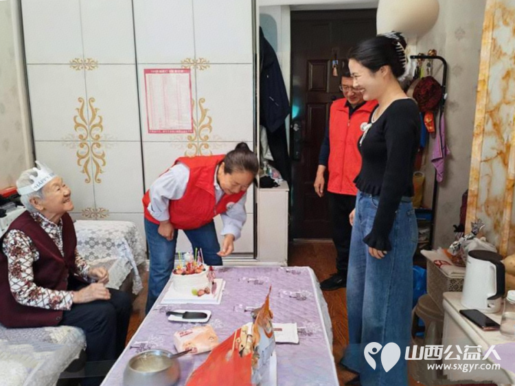 母亲节送关怀温情慰问暖人心----5月9日介休市敬老协会志愿者走进义棠镇义棠村83岁李改香老人家中送上节日的祝福祝老人母亲节快乐身体健康万事如意 - 第12张