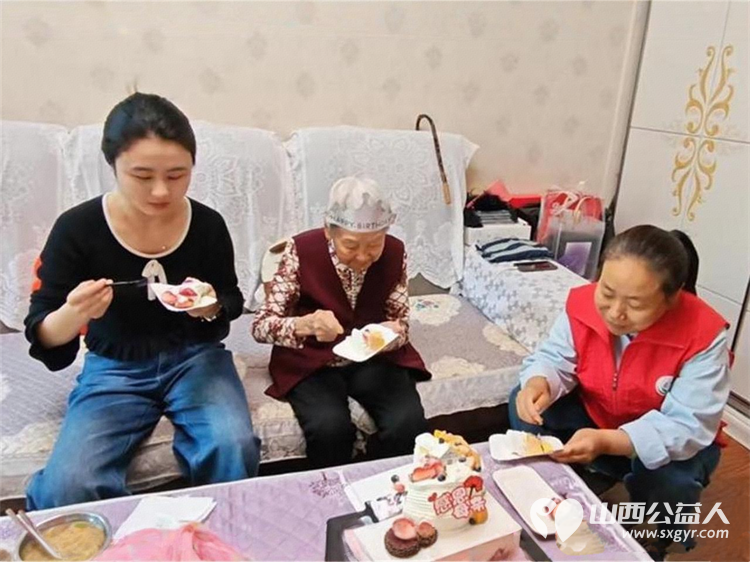 母亲节送关怀温情慰问暖人心----5月9日介休市敬老协会志愿者走进义棠镇义棠村83岁李改香老人家中送上节日的祝福祝老人母亲节快乐身体健康万事如意 - 第13张