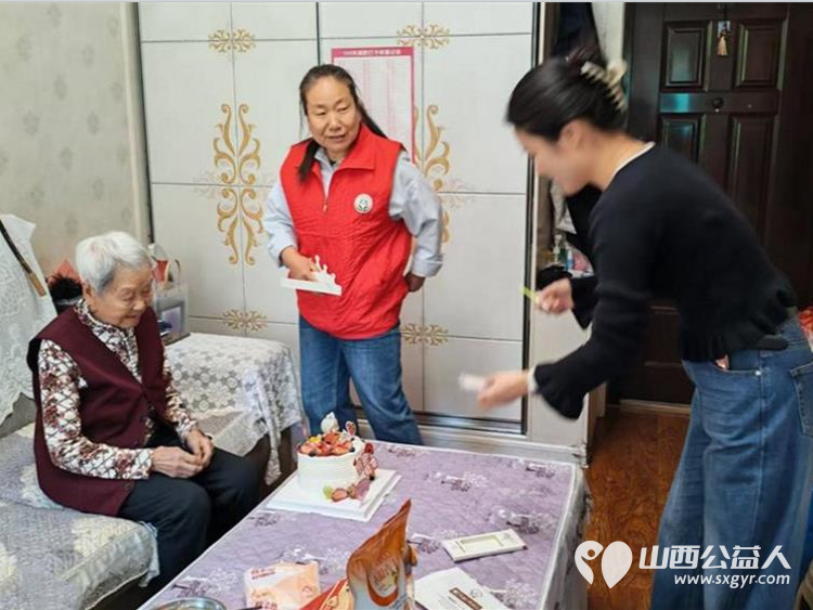 母亲节送关怀温情慰问暖人心----5月9日介休市敬老协会志愿者走进义棠镇义棠村83岁李改香老人家中送上节日的祝福祝老人母亲节快乐身体健康万事如意 - 第11张