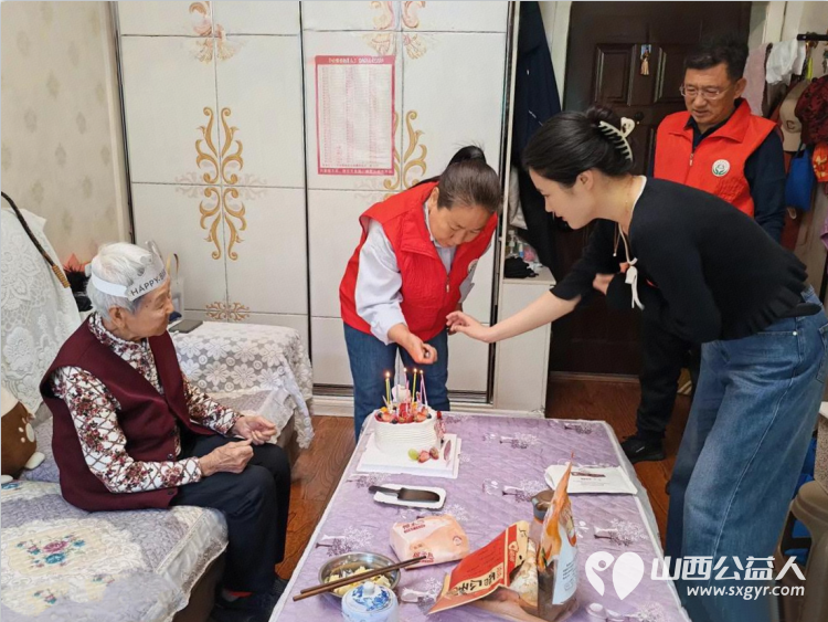 母亲节送关怀温情慰问暖人心----5月9日介休市敬老协会志愿者走进义棠镇义棠村83岁李改香老人家中送上节日的祝福祝老人母亲节快乐身体健康万事如意 - 第9张